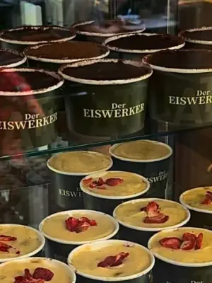Eisbecher mit Logo von Der Eiswerker, gefüllt mit Eis und Erdbeeren, aus dem Social-Media-Feed