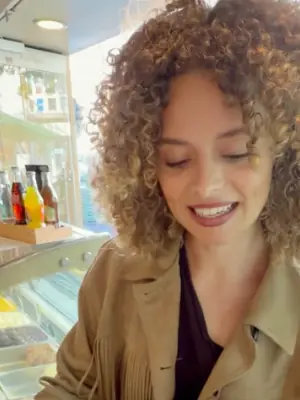 Kundin lächelt beim Eis im Laden von Der Eiswerker, Szene aus einem Video für TikTok und Instagram